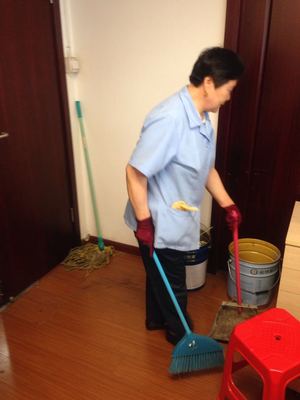 保潔阿姨請(qǐng)假被拒 無奈辭職回家