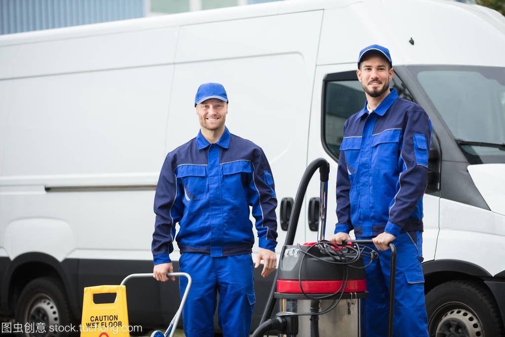 兩個(gè)快樂(lè)男清潔工的肖像站在清潔設(shè)備